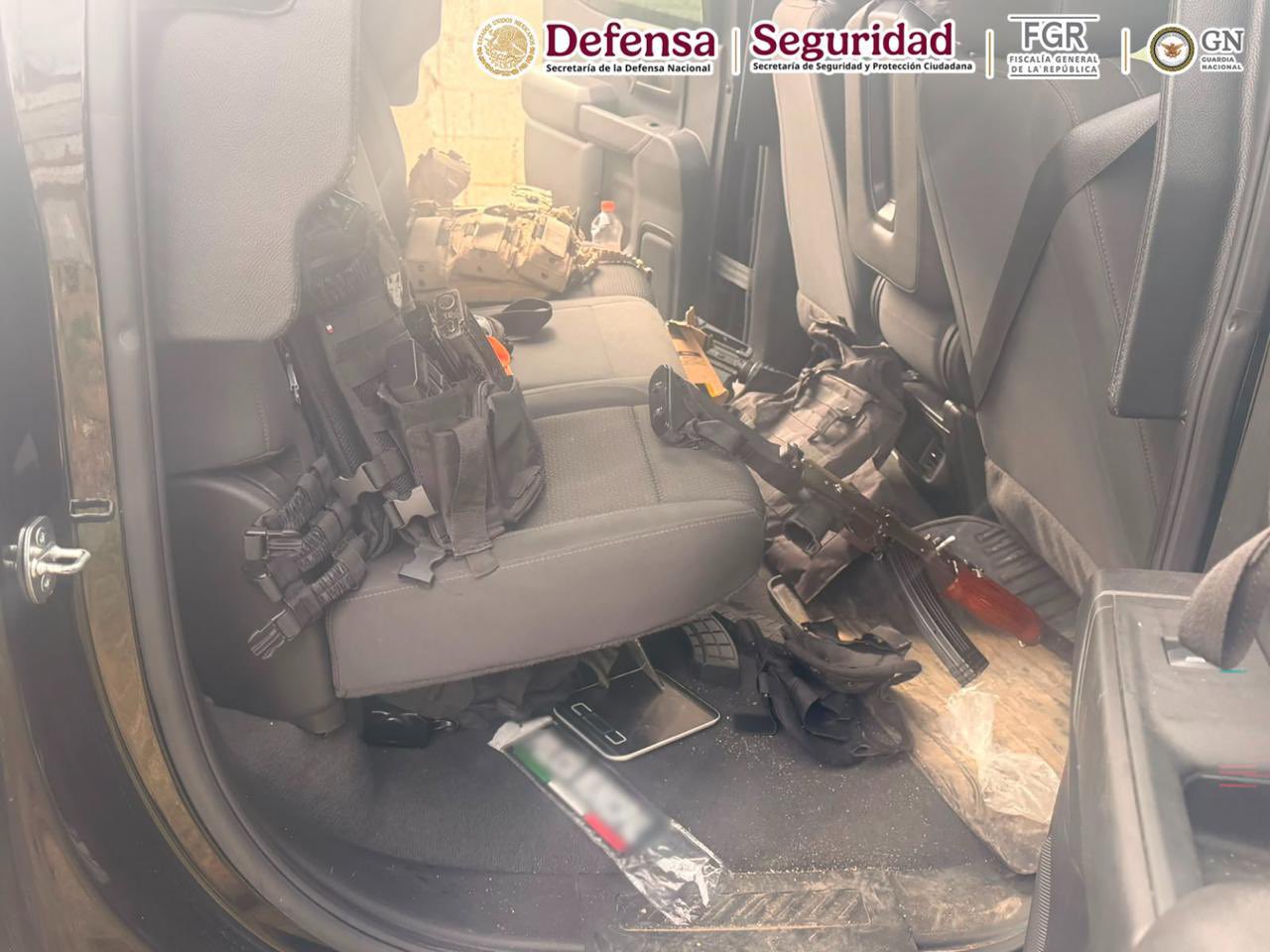 Armas largas y equipo táctico localizados dentro de un vehículo durante los cateos en Esperanza, Puebla
